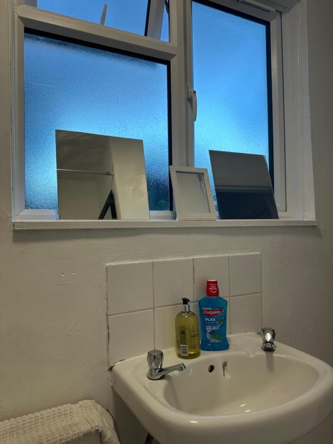 Spacious And Homely One Bedroom Londres